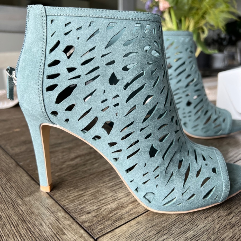 White House black market high heels - Picture 4 of 5